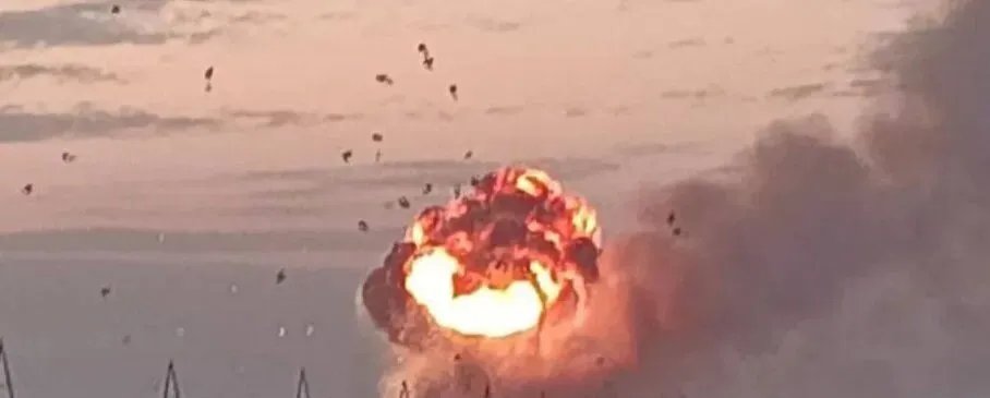 Попередньо, фото детонації снарядів у Риковому