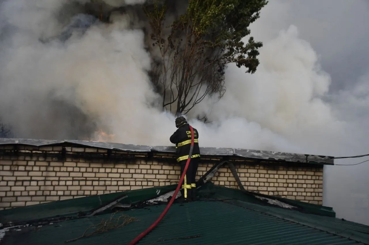 Пожежники гасили господарські будівлі у Херсоні, які палали через обстріл росіян. Фото: ДСНС України Пожежники гасили господарські будівлі у Херсоні, які палали через обстріл росіян. Фото: ДСНС України