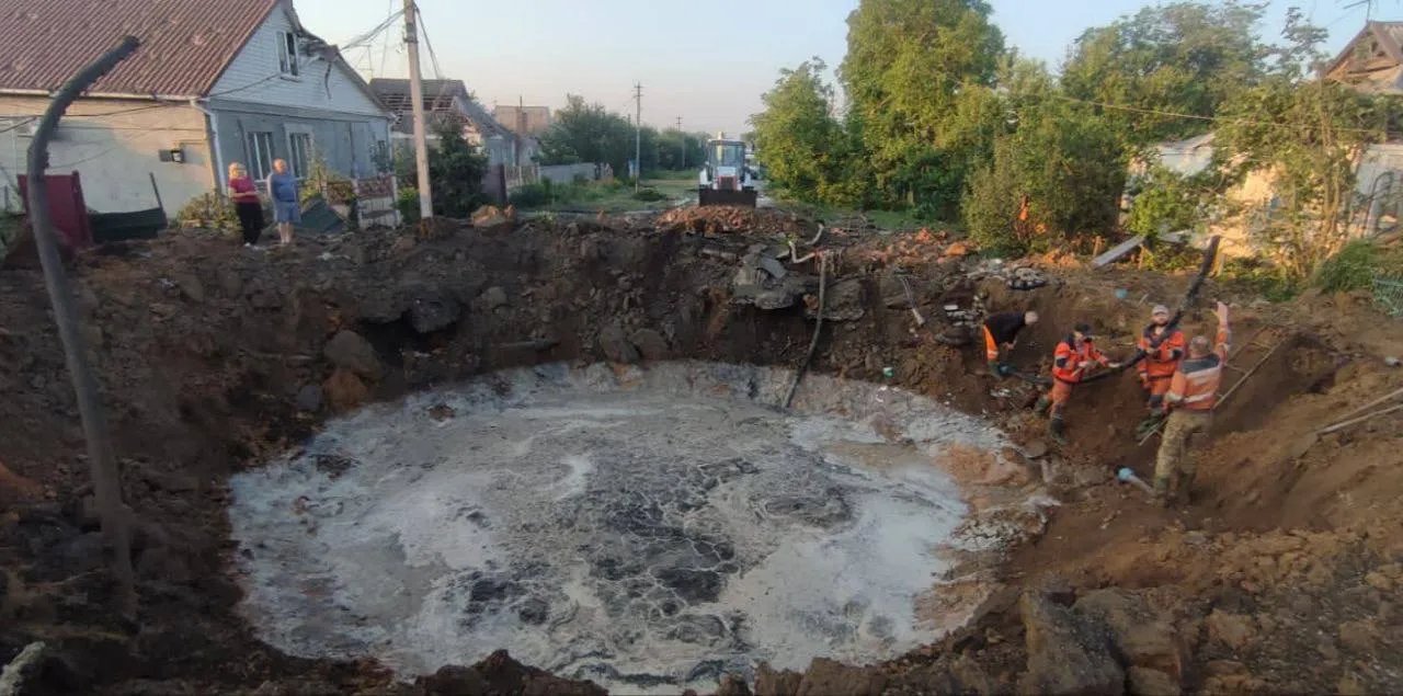 Від влучання в Криворізькому районі утворилася велика вирва