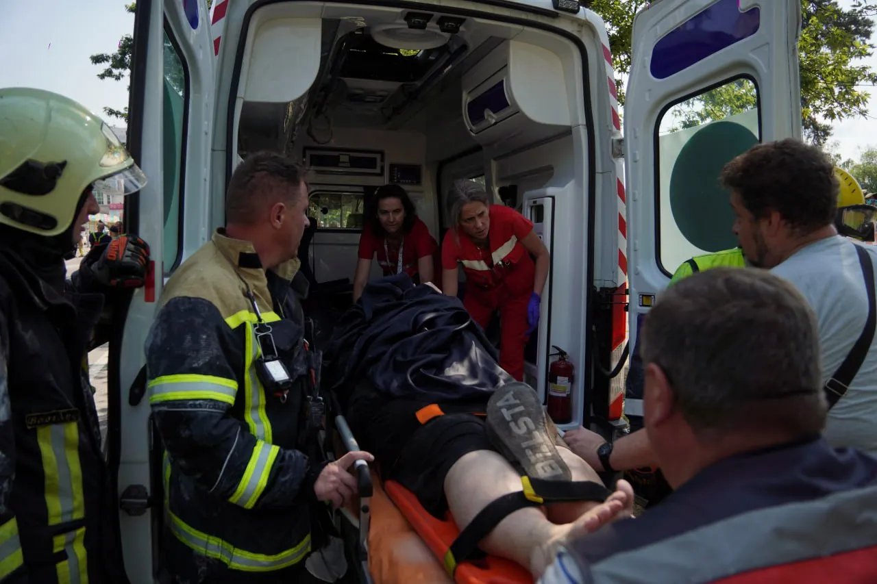 На місці працюють медики, рятувальники та психологи