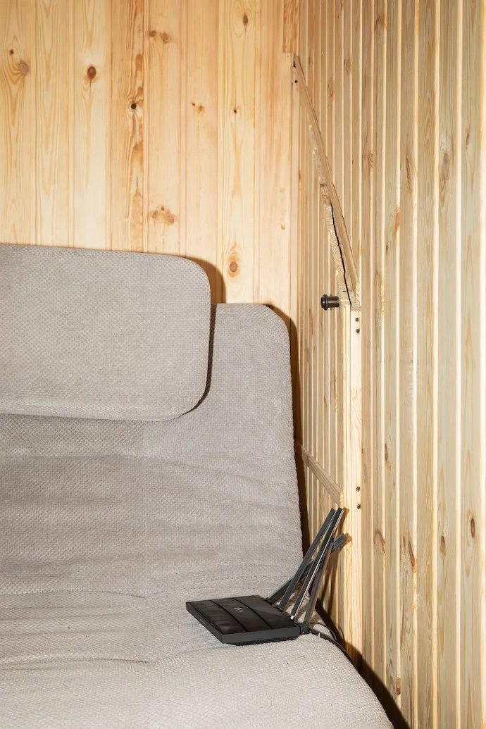 В укрытии есть вайфай и мягкая мебель