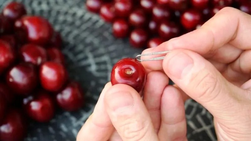 Кісточка підчіплюється і виймається дуже просто