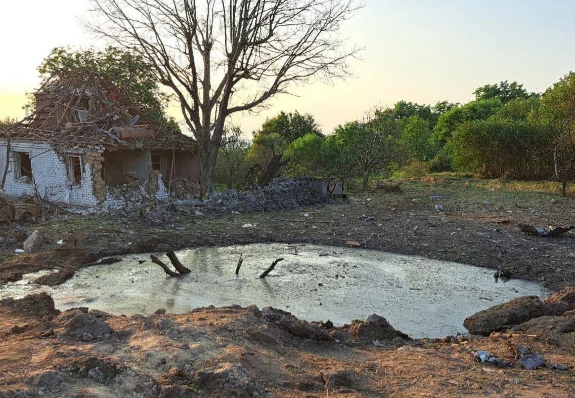 Від ударів залишилася величезна вирва, яку затопило водою