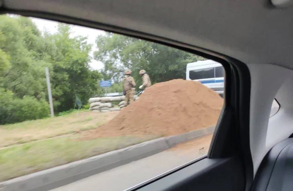 Військові під Москвою риють окопи та будуть загородження