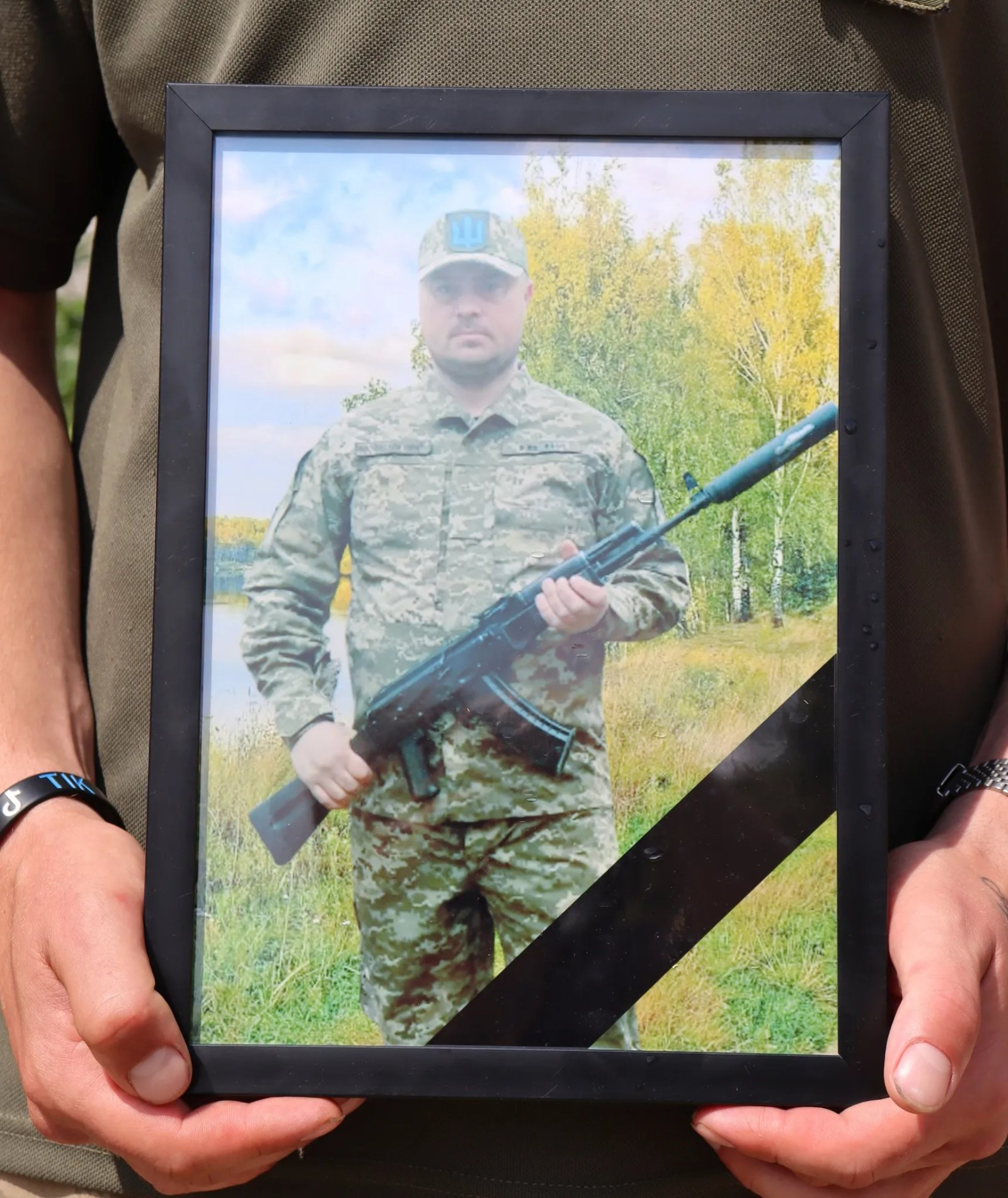 Фотографія Івана Кушніра, яку тримали на прощанні