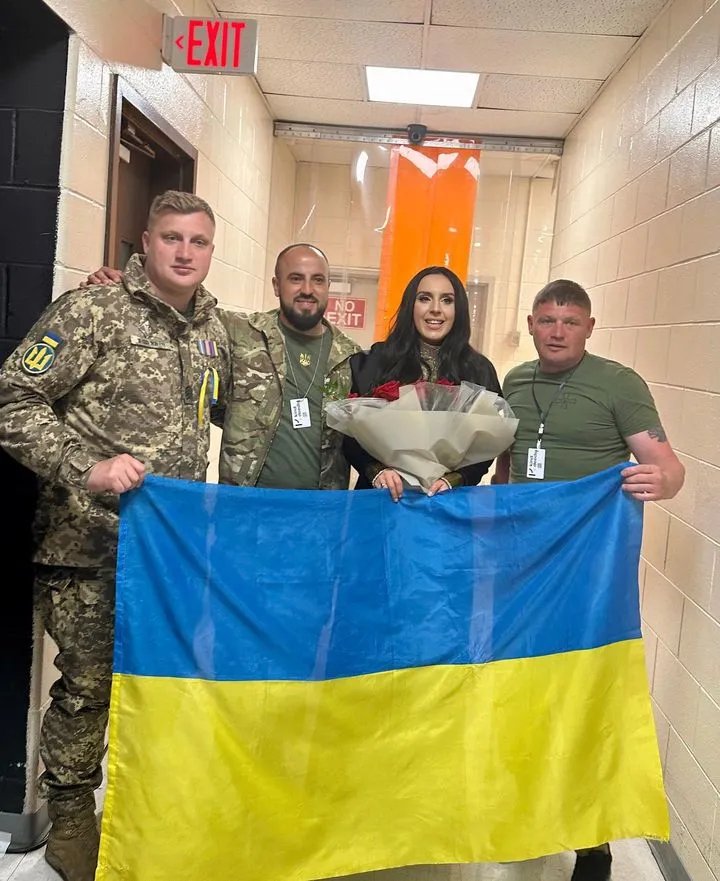Співачка з українськими військовими