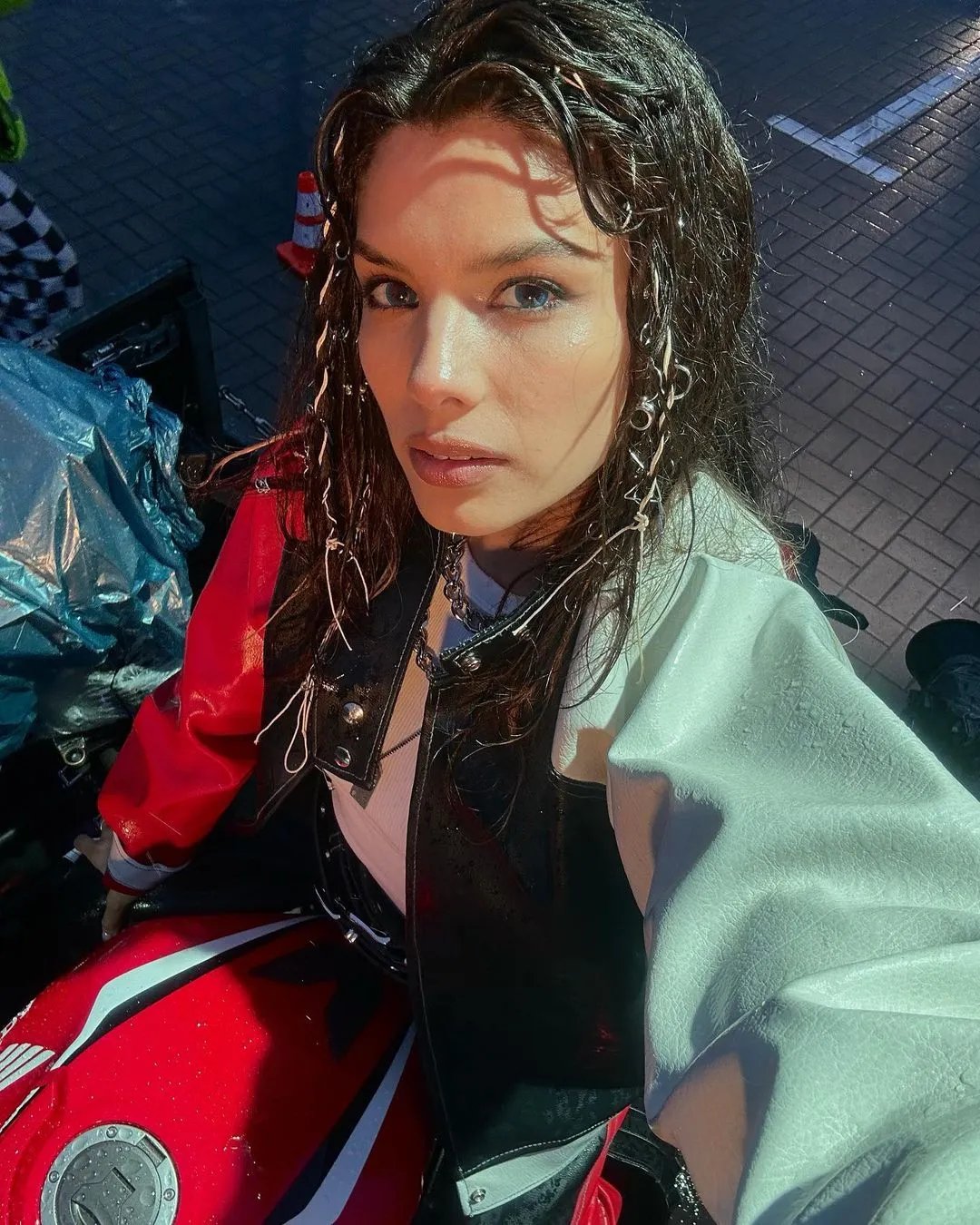 Зараз співачку роблять щасливою смс-повідомлення від рідних