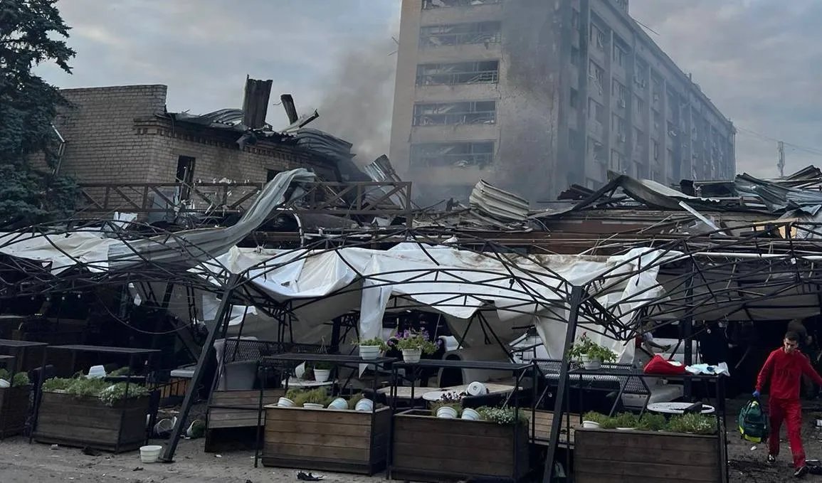 На місці прильоту продовжують працювати рятувальники