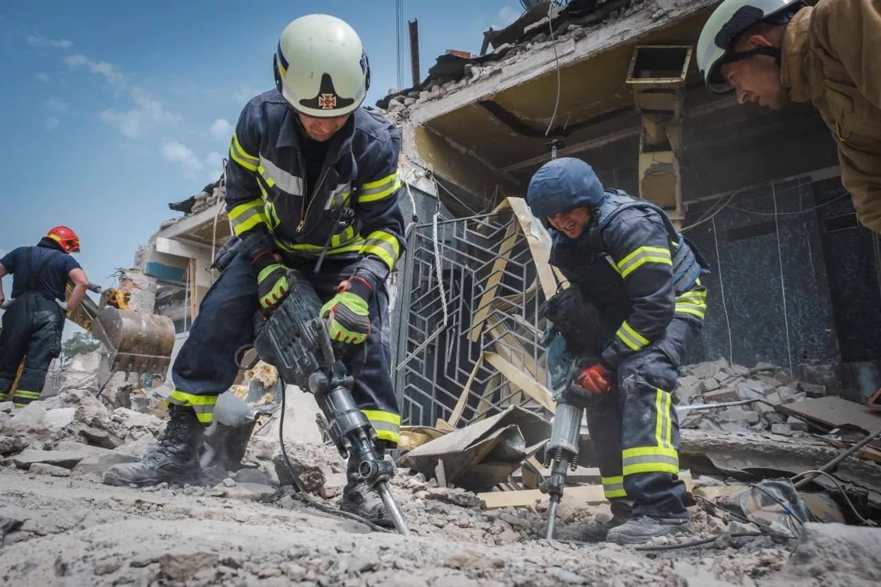 Загалом загинуло 12 людей (у тому числі 3 дитини), постраждало 60 та врятовано 11 людей