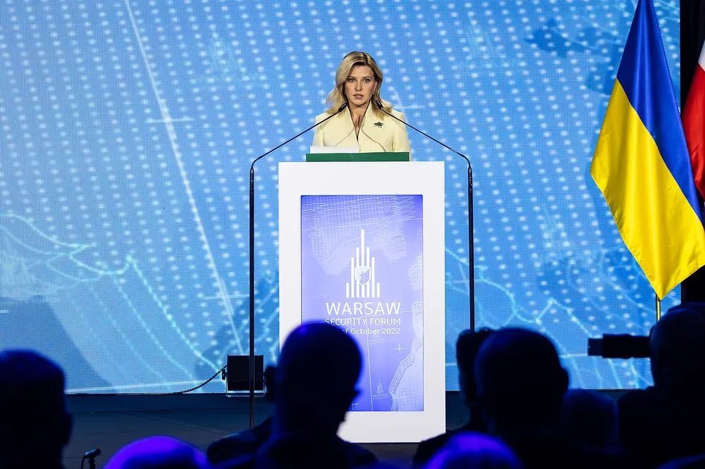 Перша леді з брошкою у вигляді мапи України 