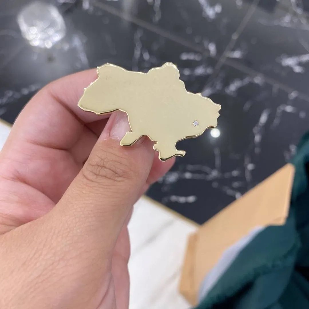 Брошка у вигляді мапи України із жовтого золота, інкрустована діамантом 