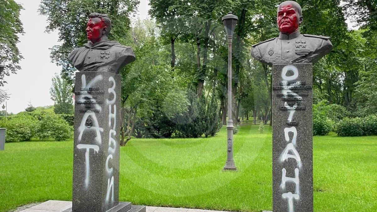"Кат", "окупант", "чекіст": у Києві погруддя радянським партизанам розписали та облили фарбою - фото 2