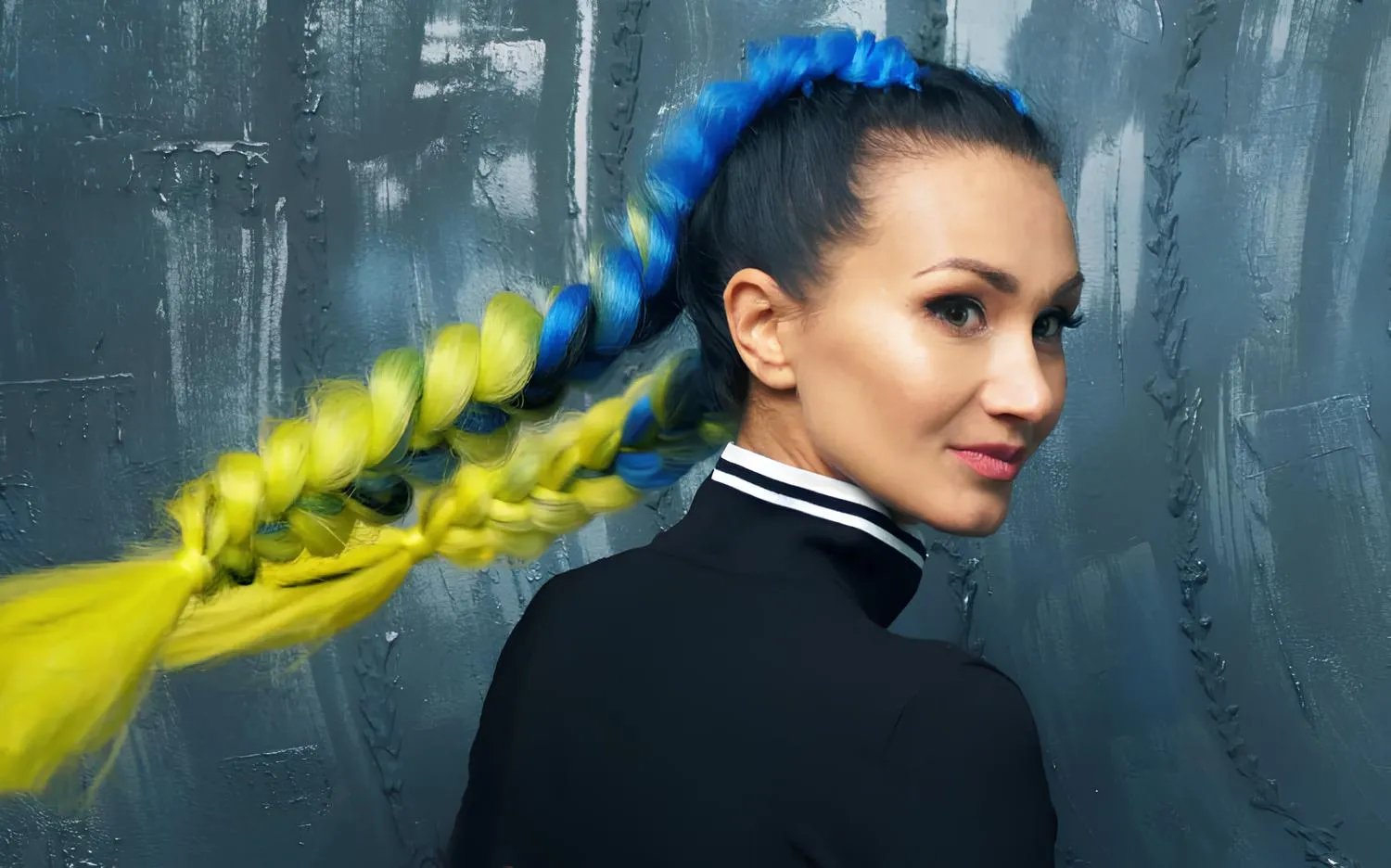 Жовто-блакитні пасма - тренд зачісок цього літнього сезону