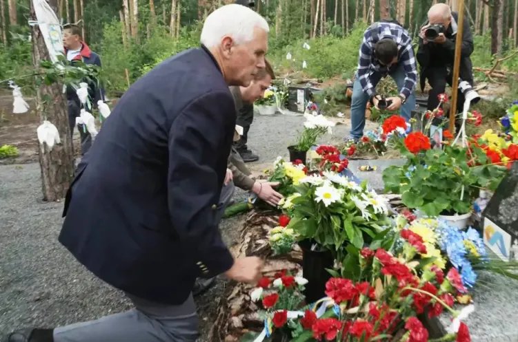 Майк Пэнс чтит память погибших