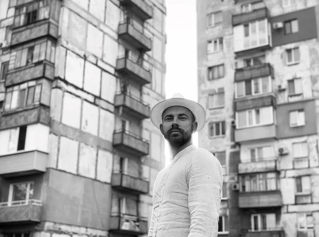 Він досі ще стоїть в Маріуполі і він працює