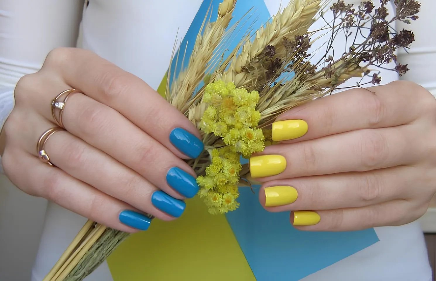 Варіантів для нанесення на нігті двох кольорів - безліч