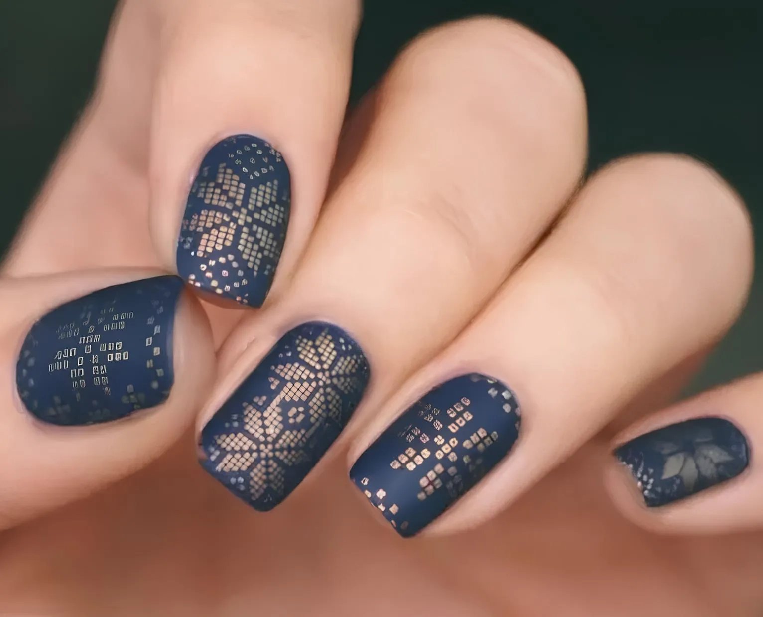 Прапор України, тризуб і вишиванка. У що фарбують нігті українки 7