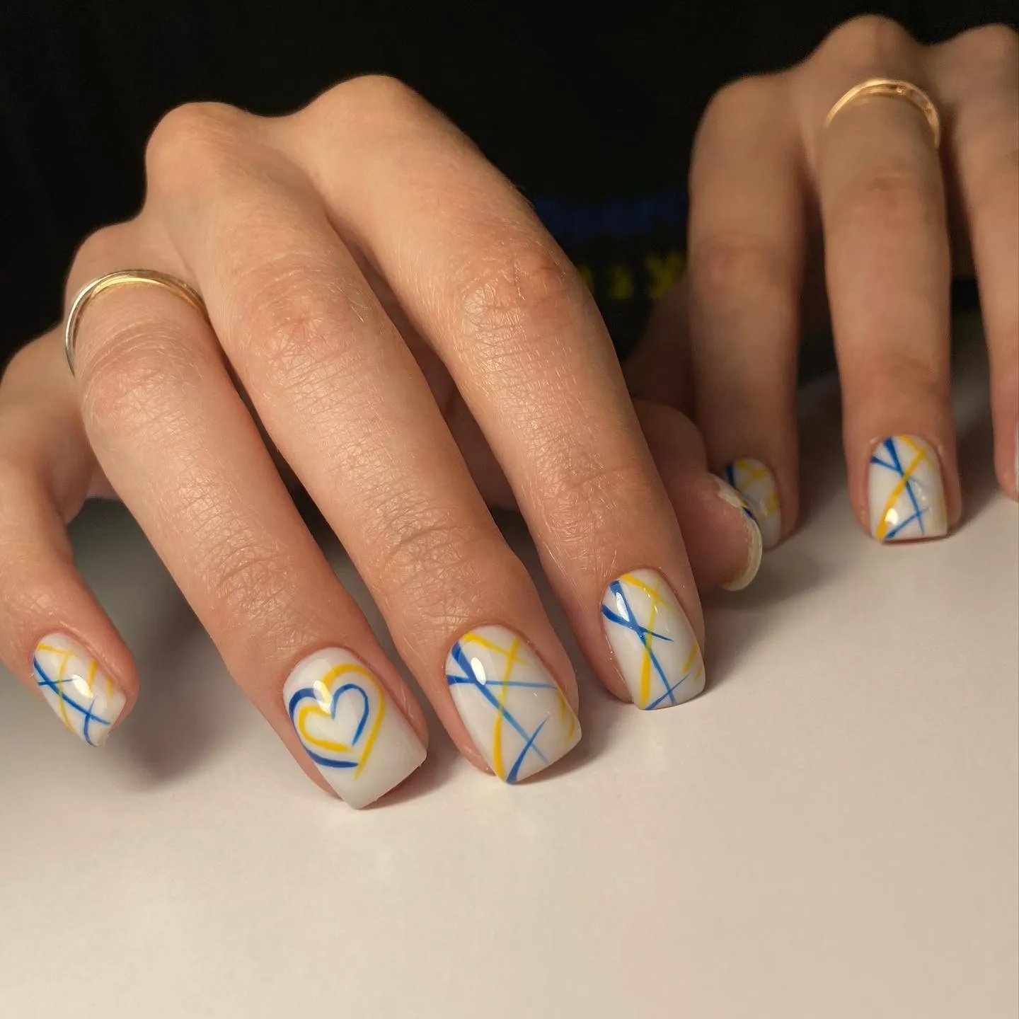 Прапор України, тризуб і вишиванка. У що фарбують нігті українки 8