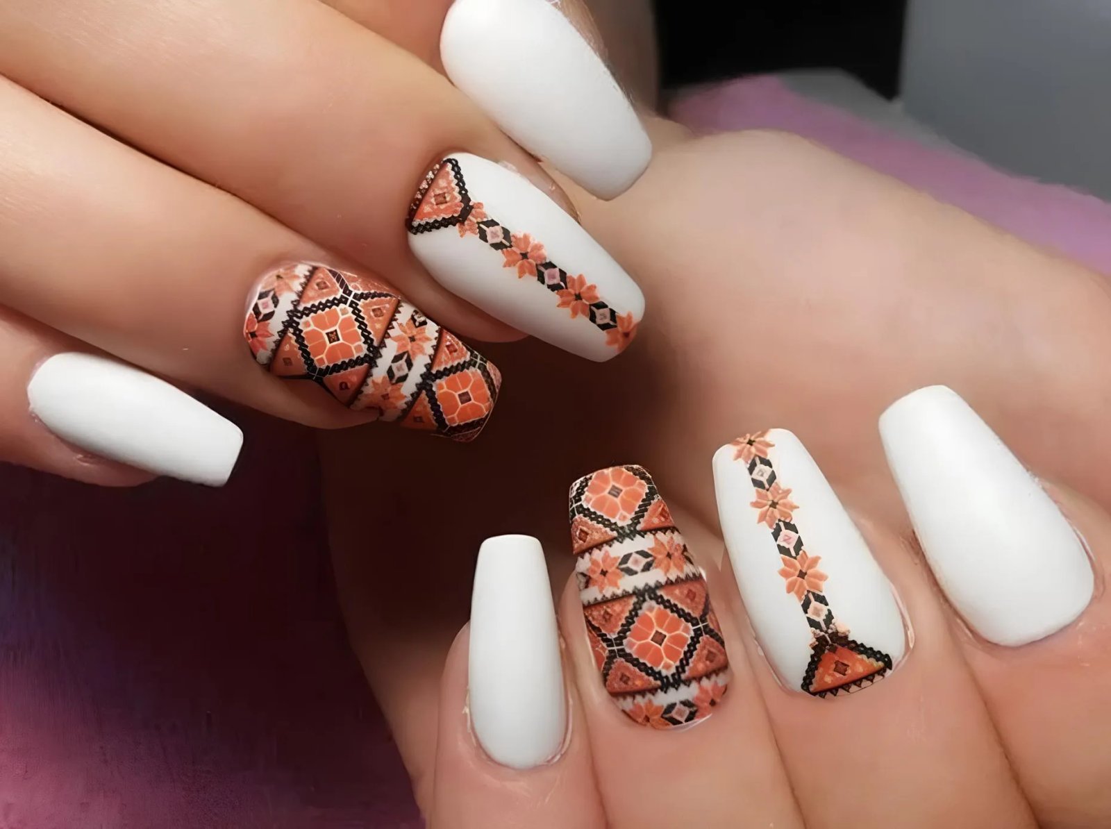 Прапор України, тризуб і вишиванка. У що фарбують нігті українки 11