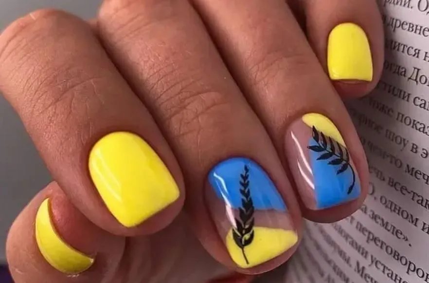 Прапор України, тризуб і вишиванка. У що фарбують нігті українки 10