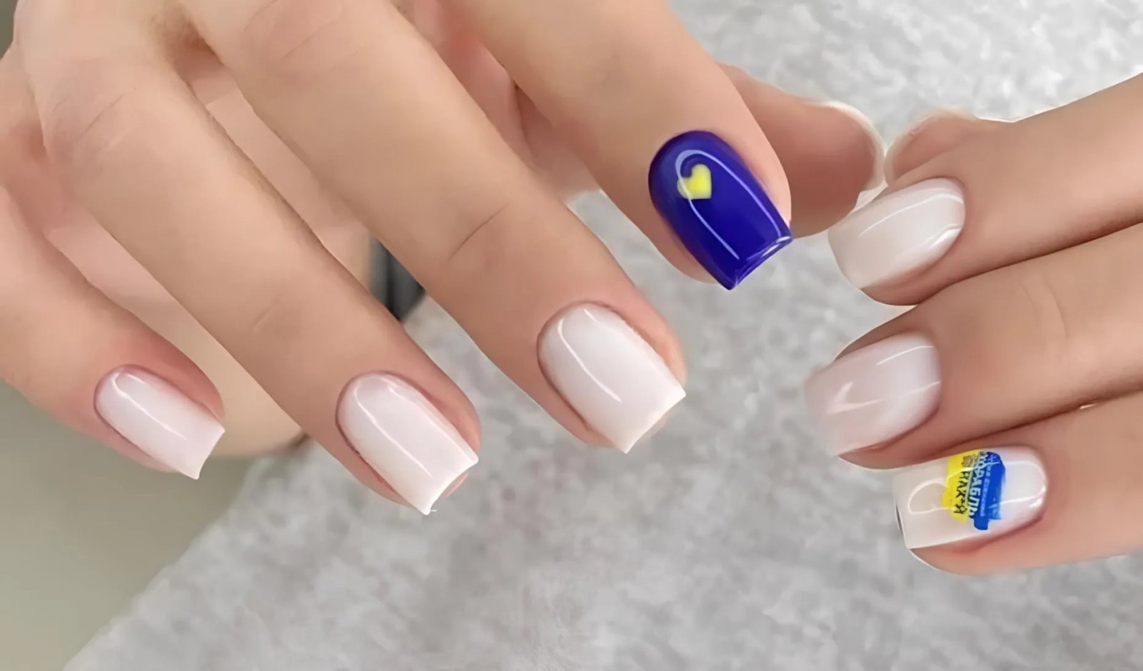 Прапор України, тризуб і вишиванка. У що фарбують нігті українки 15