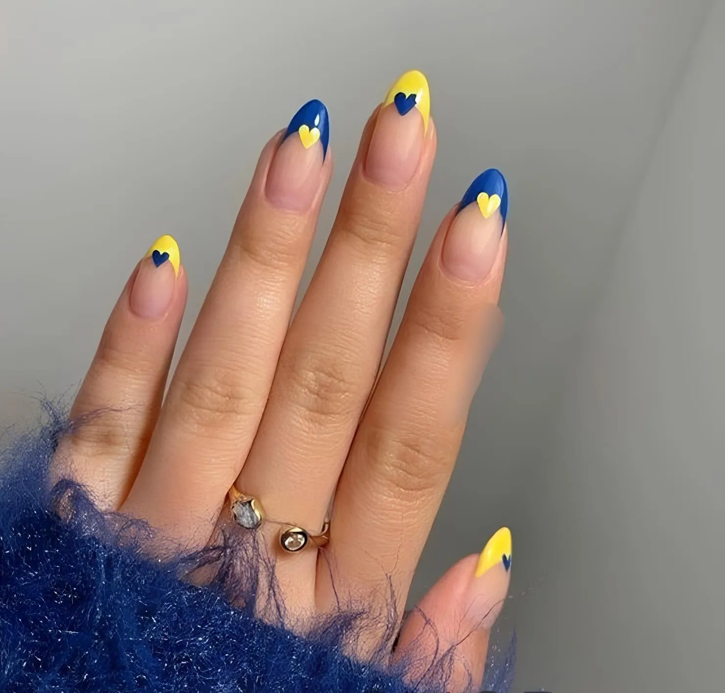 Прапор України, тризуб і вишиванка. У що фарбують нігті українки 12