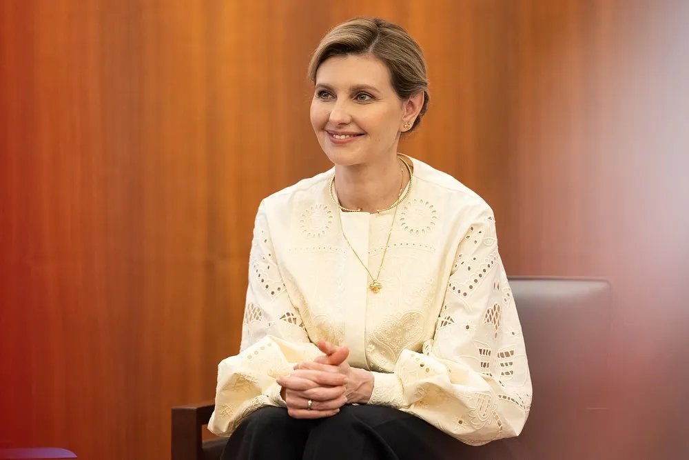 Шикарна бежева вишинка з перфорацією на Зеленській під час її візиту до Кореї