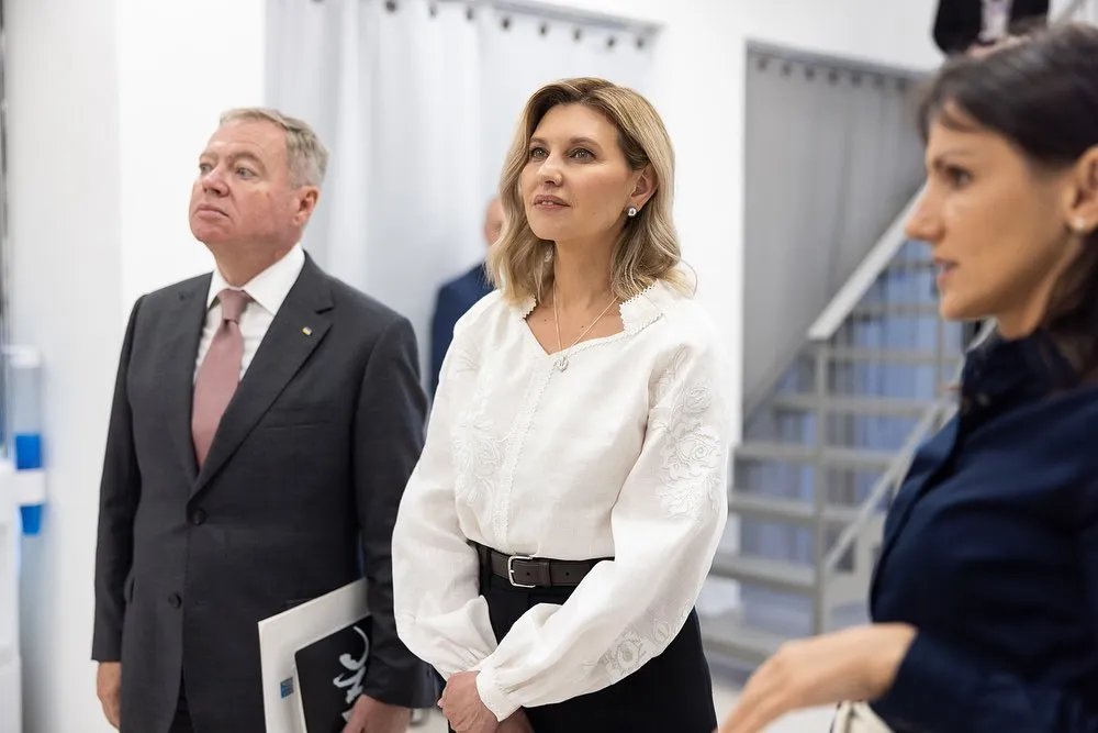 Молочно-біла вишиванка з трояндовим орнаментом та воротом-стійкою. Візит першої леді до Ізраїлю