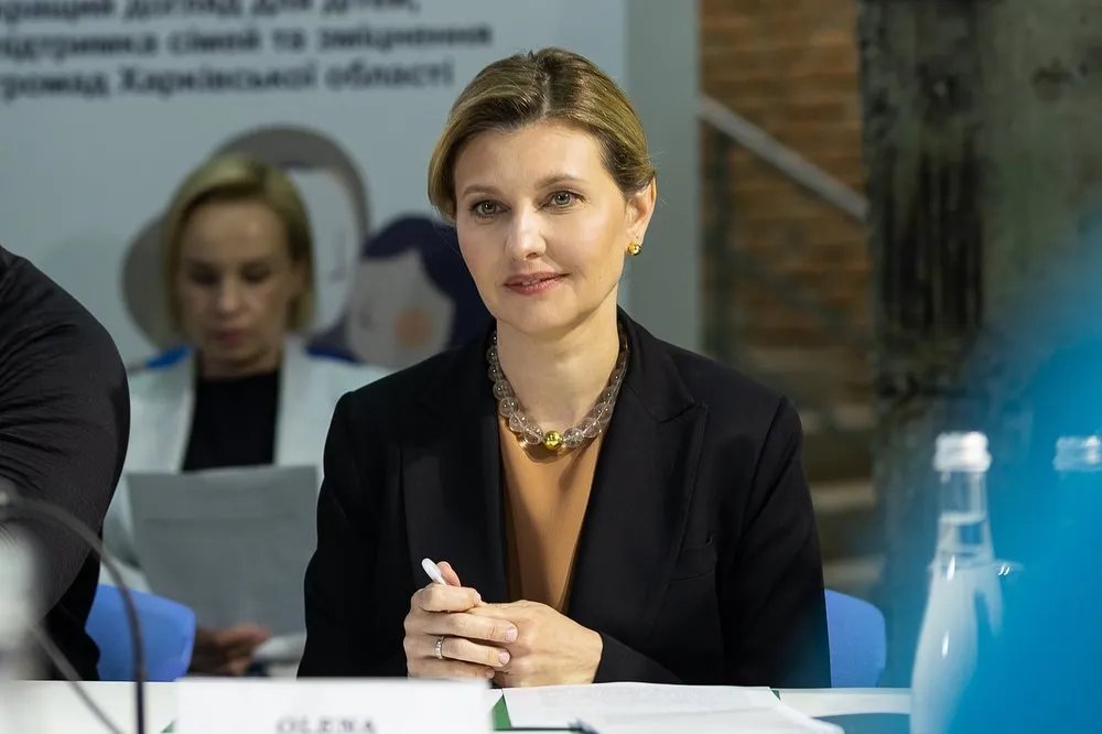 Перша леді вдало поєднала вже знайому нам блузу вілтінку мокко із темним піджаком під час візиту до Харкова