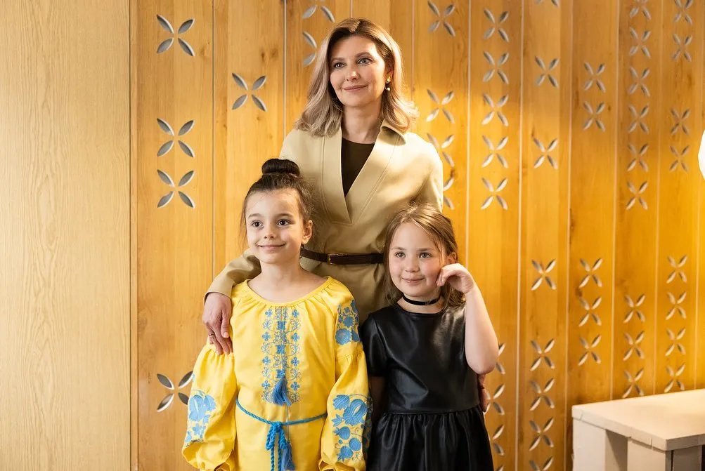 До всього, модний відтінок пасує першій леді, бо імпонує її природнім кольорам, а отже дуже її освіжає