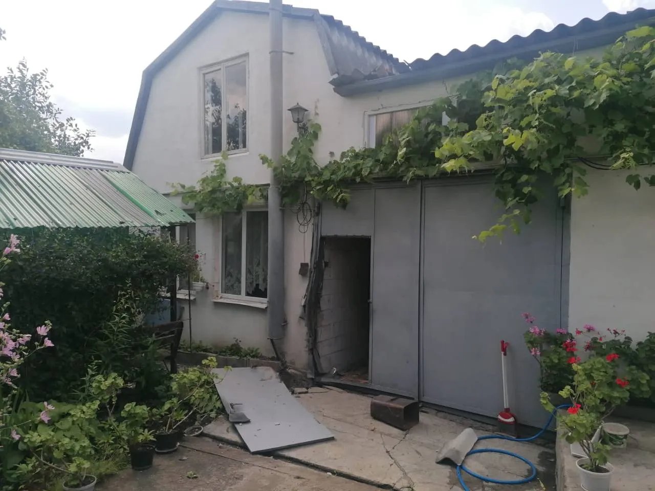 Пошкоджені будинки мирних мешканців