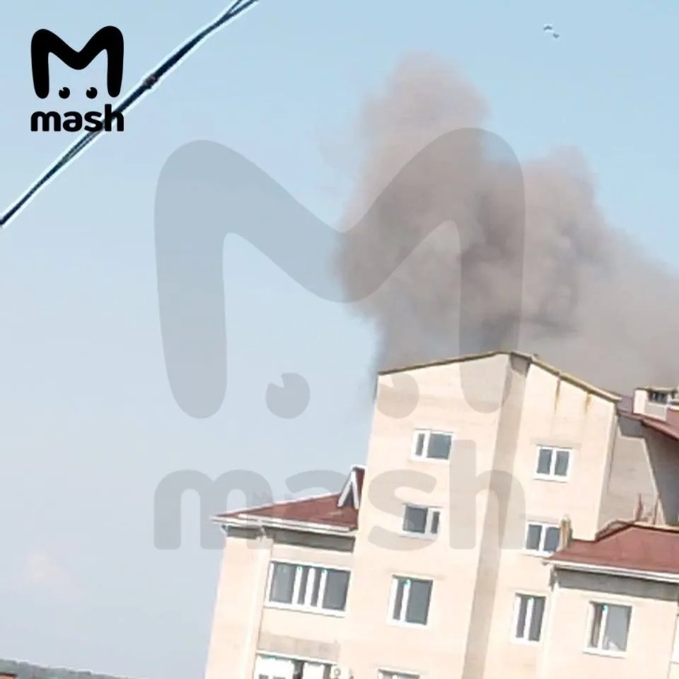 Дим після вибуху на військовому аеродромі Дим після вибуху на військовому аеродромі