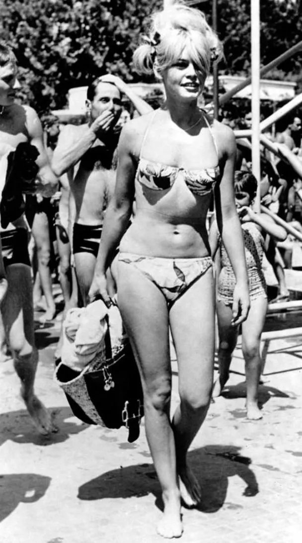Бриджит Бардо в бикини Бриджит Бардо в бикини