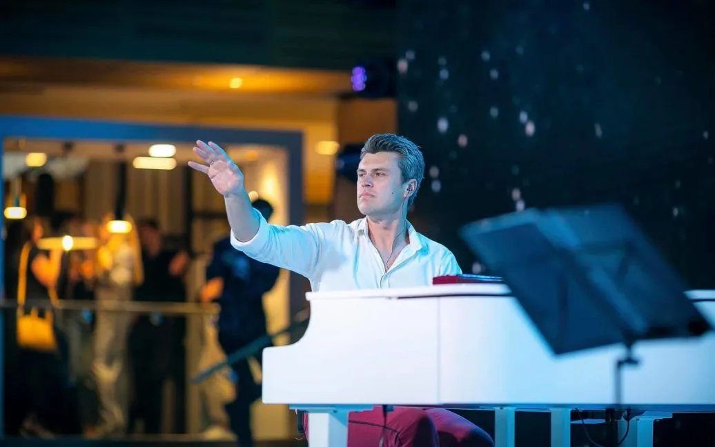 Провів близько 100 благодійних виступів по світу в підтрику ЗСУ.