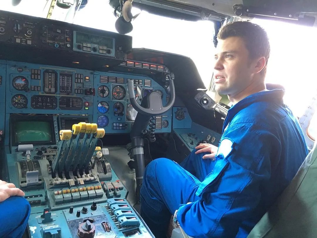 Хмара не просто захоплюється літака, а вміє керувати залізною пташкою!