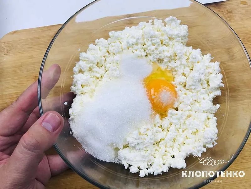 Готовим тесто на сырники