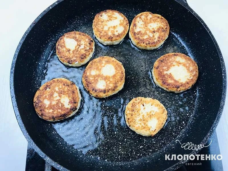 Сырники обжариваются пару минут