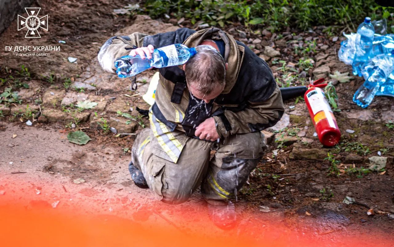 Рятувальники продовжують ліквідувати наслідки ворожої атаки по місту Суми
