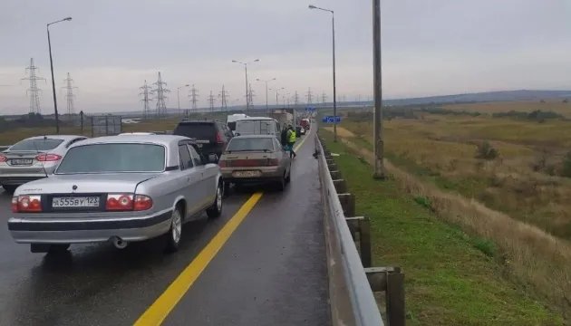 Затор на Керченському мосту розтягнувся на 13 кілометрів - ФСБ шукає диверсантів 2