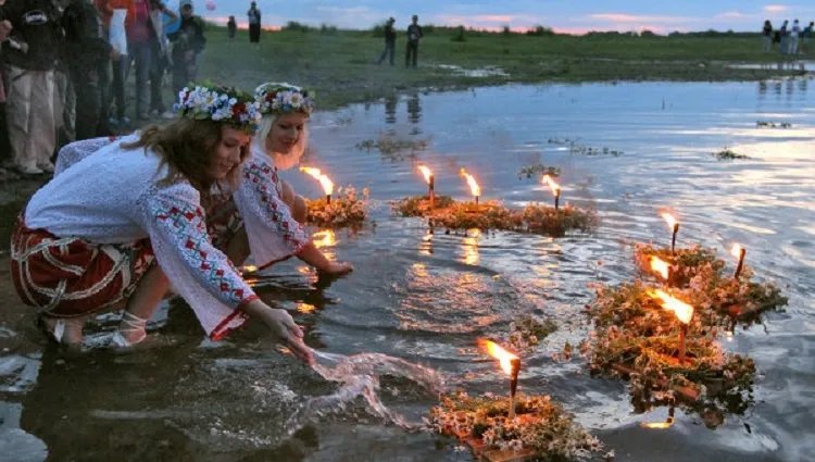 Внутрь венка помещали свечу и отпускали его по течению Внутрь венка помещали свечу и отпускали его по течению