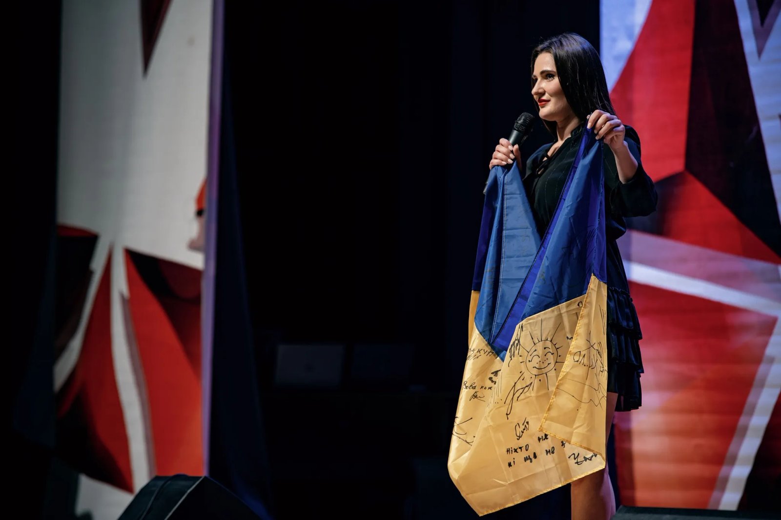 На концертах юморсты разыгрывают флаги подписанные защитниками Украины. 