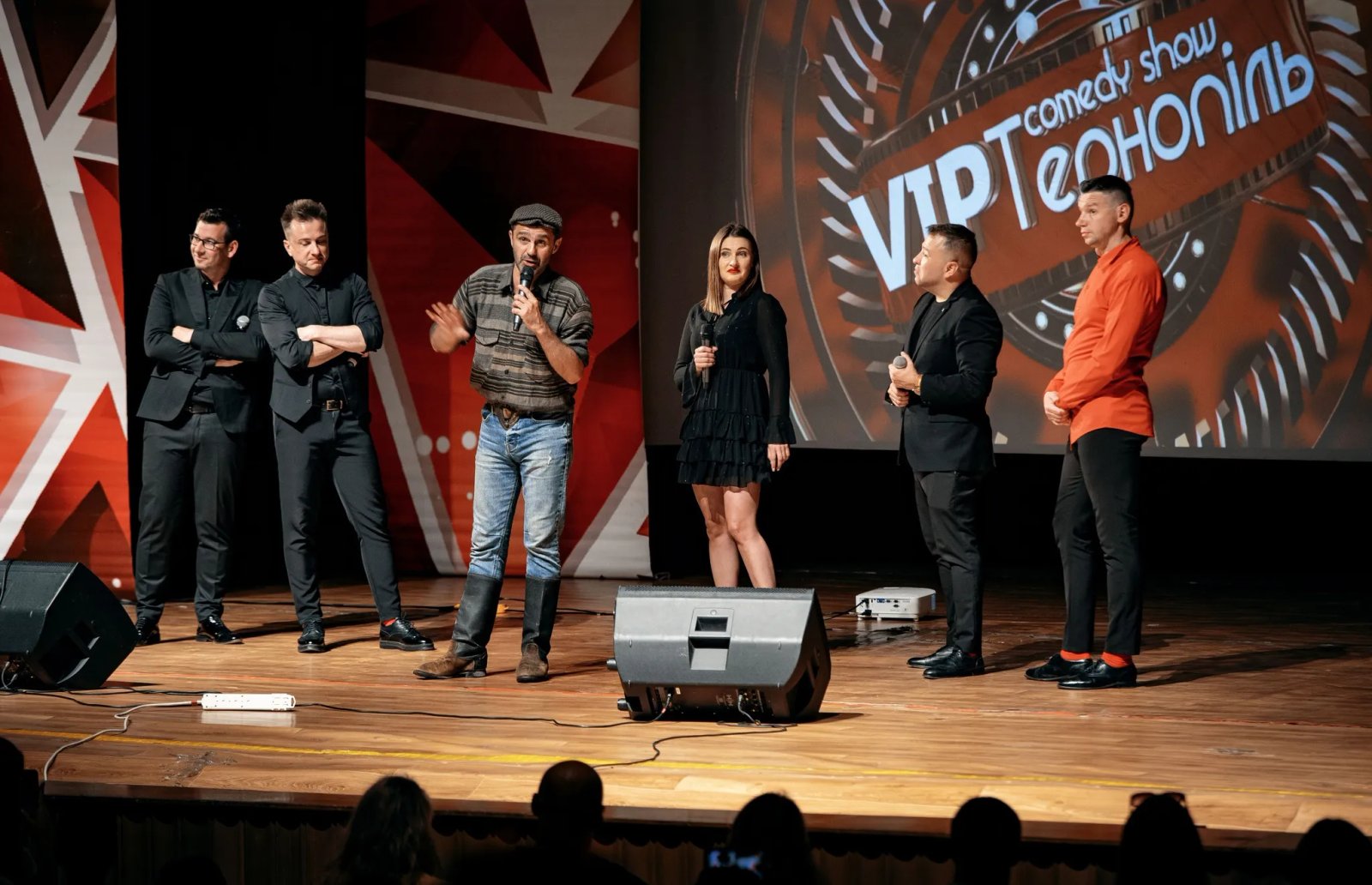 Команда Лиги Смеха продолжает собирать средства для ВСУ.