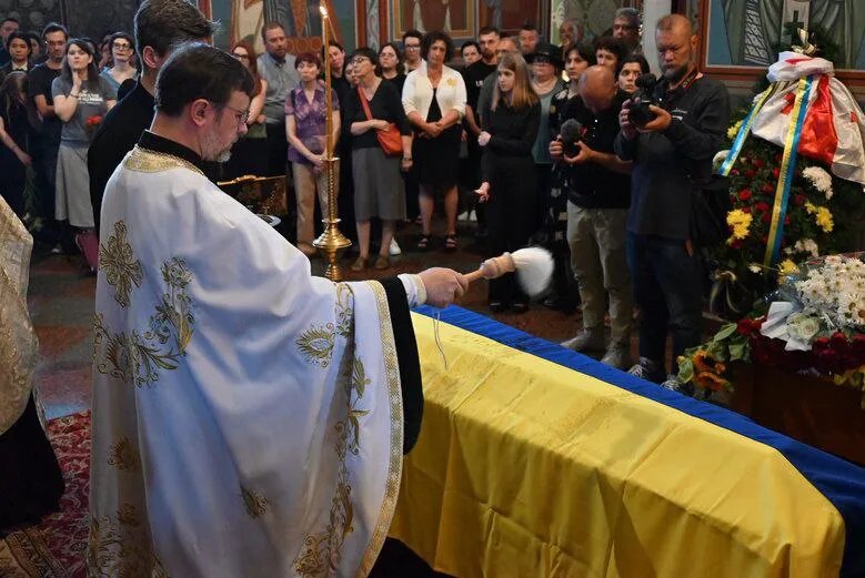 Священник освячує труну загиблої, фото з відкритих джерел