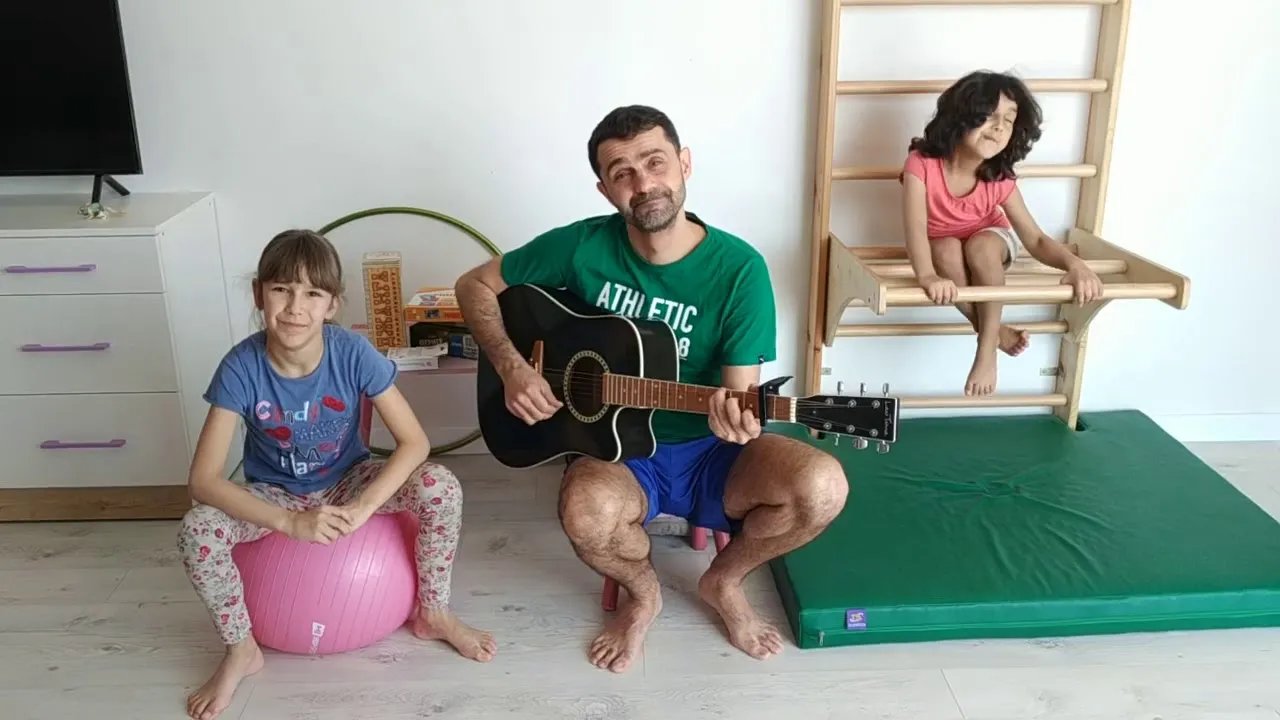 Тарас со своими дочерями Олесей и Любой.