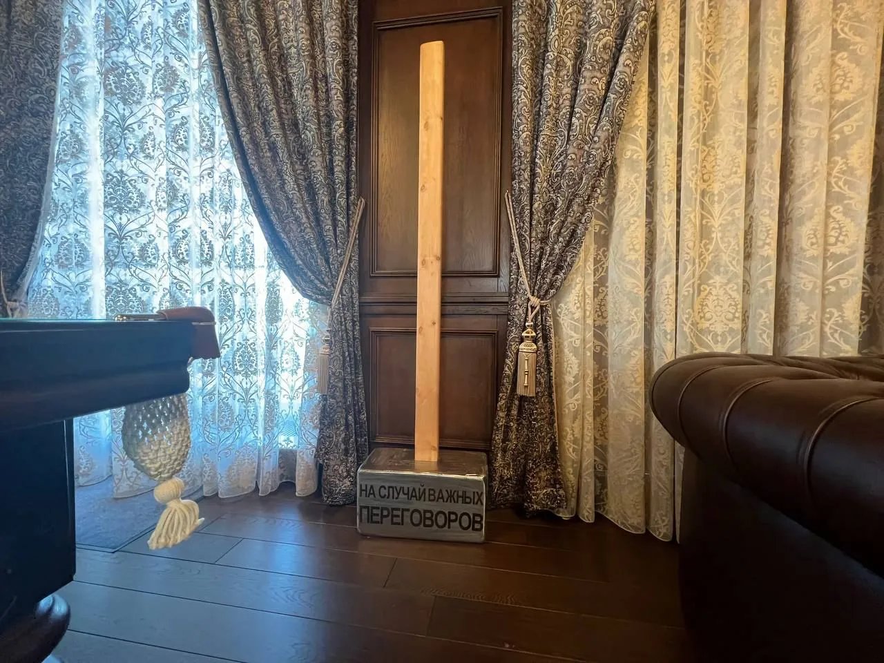 Гігантський молот, церква, зброя і “розкіш”: як виглядає маєток терориста Пригожина - фото 1