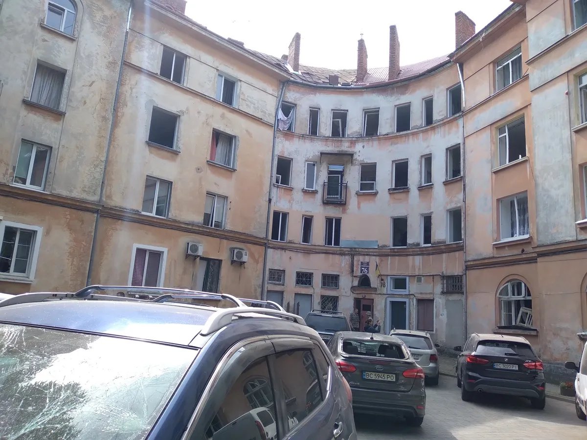 Також постраждали і автомобілі в сусідніх дворах