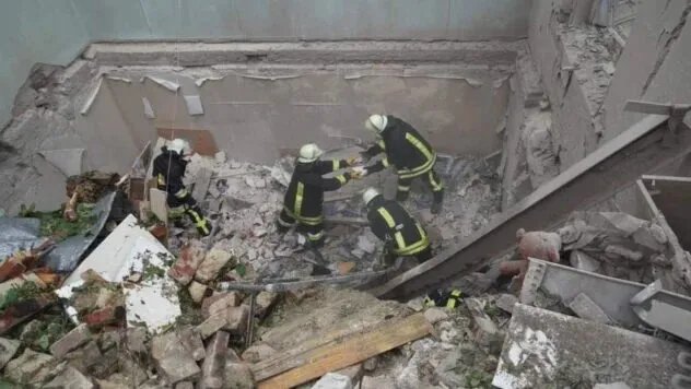 На місці подій працює багато бригад рятувальників