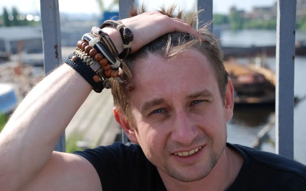 Жадан одевал и носил браслет-четки задолго до возникновения тренда