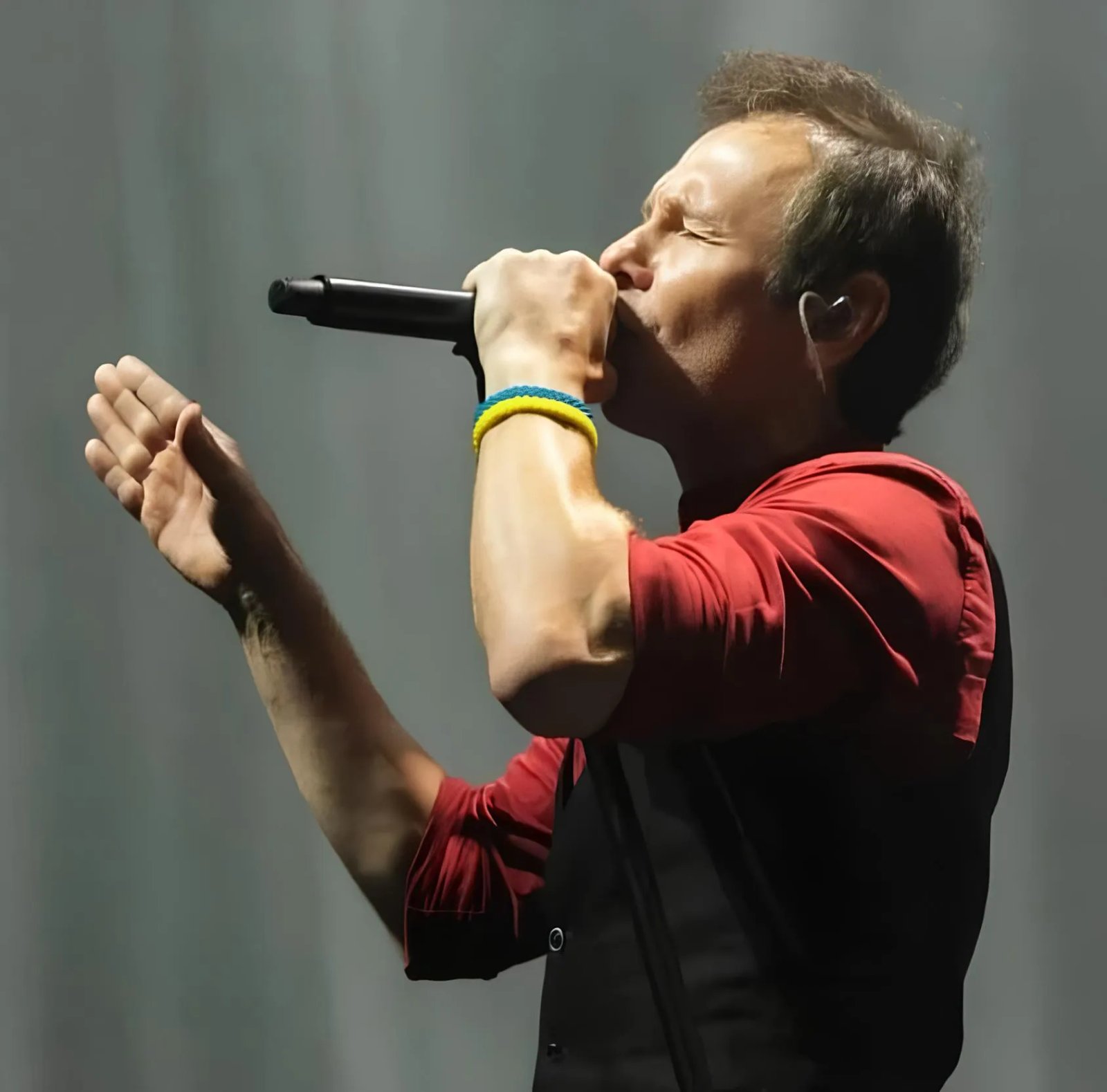 Вакарчук с браслетом, плетеным из желто-голубых лент