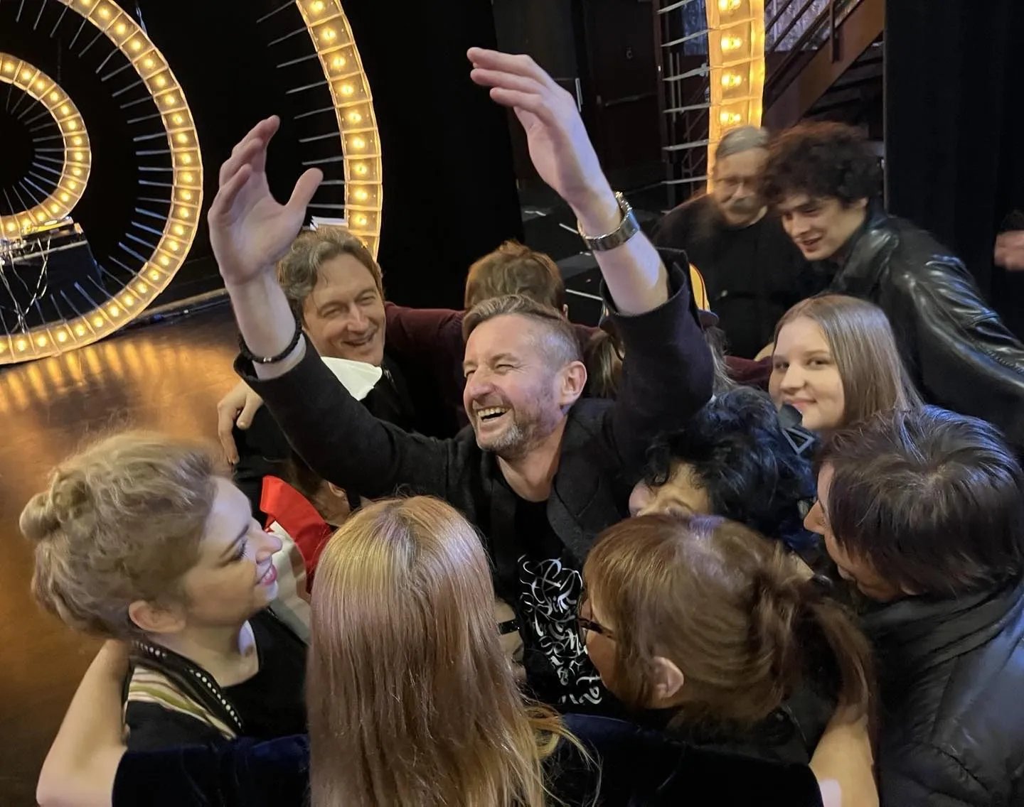 С удовольствием делает он это и сейчас 